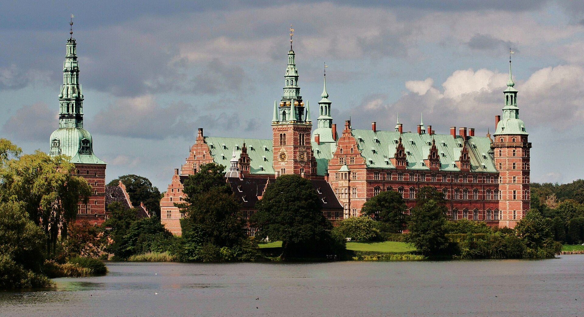 Frederiksborg Slot set over vandet i Hillerød