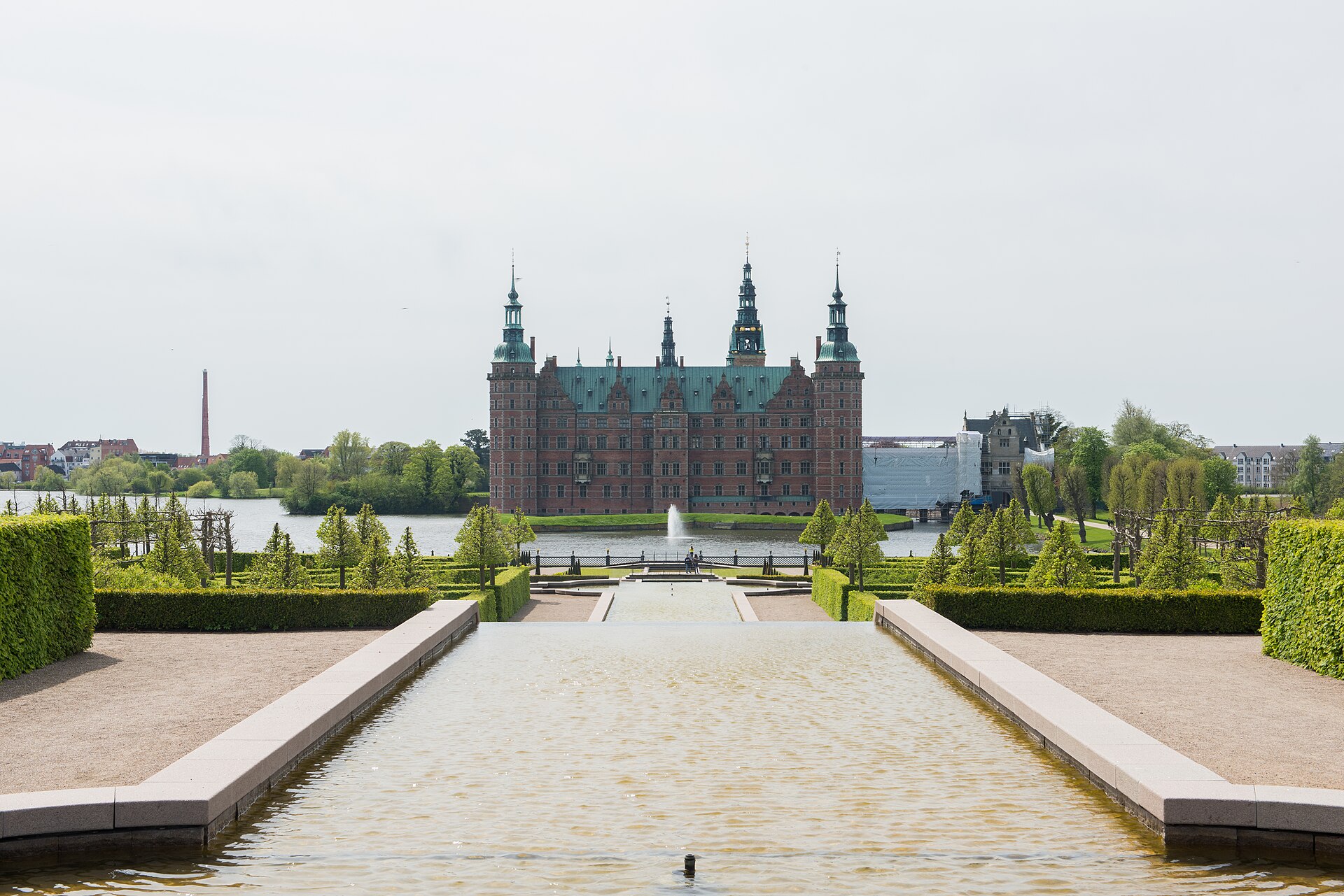 Vandkunsten i Frederiksborg Slotshave med slottet i baggrunden